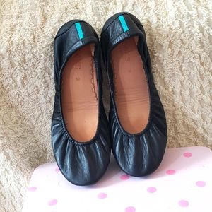 size 9 tieks.....no box tho  worn once